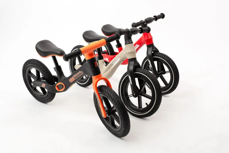 Bērns braucot ar līdzsvara riteni